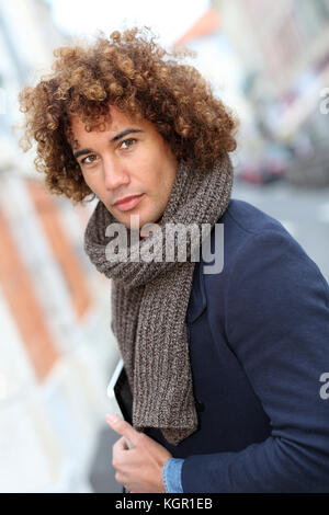 Handsome mixed-couru guy in city street Banque D'Images