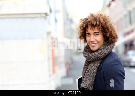 Handsome mixed-couru guy in city street Banque D'Images