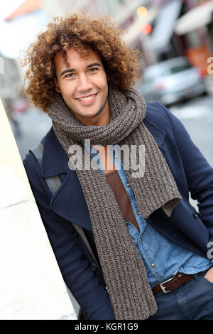 Handsome mixed-couru guy in city street Banque D'Images