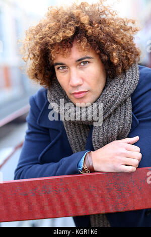 Handsome mixed-couru guy in city street Banque D'Images