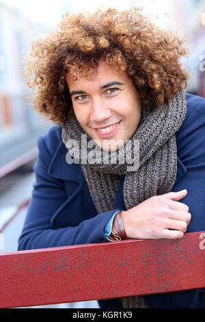 Handsome mixed-couru guy in city street Banque D'Images