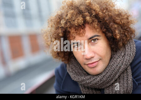 Handsome mixed-couru guy in city street Banque D'Images