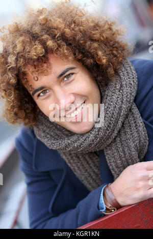 Handsome mixed-couru guy in city street Banque D'Images