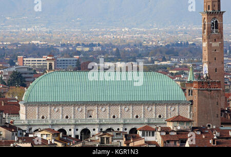 VICENZA (VI), Italie : Détail de la toiture du monument appelé Basilique palladienne. Le matériel utilisé est le cuivre oxydé. La forme est une h Banque D'Images