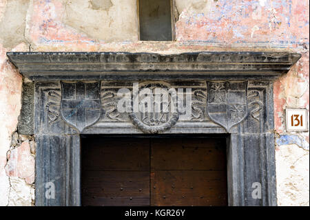 France. Alpes-Maritimes (06). Parc national du Mercantour. Le village de Tende. Fronton d'une vieille porte Banque D'Images