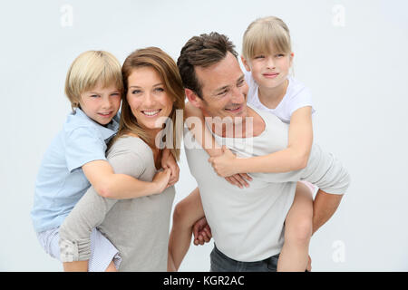 Les parents qui piggyback ride to kids Banque D'Images