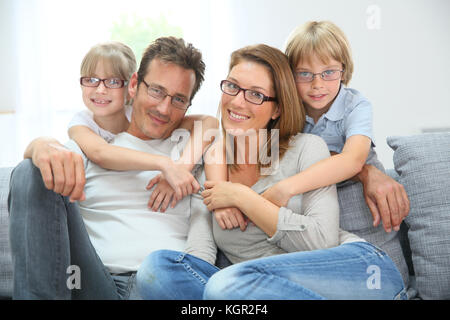 Portrait de famille heureuse de quatre portant des lunettes Banque D'Images