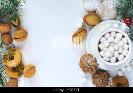 Tasse de chocolat chaud et biscuits assortis : linzer cookies, sablés, biscuits, noix d'amande orange cookie. Banque D'Images