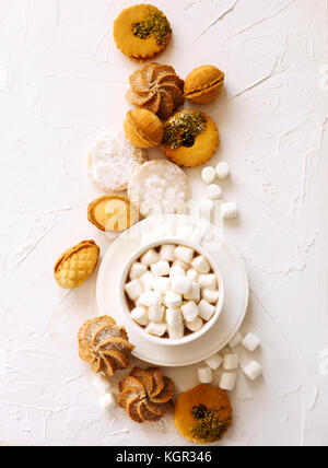 Tasse de chocolat chaud et biscuits assortis : linzer cookies, sablés, biscuits, noix d'amande orange cookie. Banque D'Images