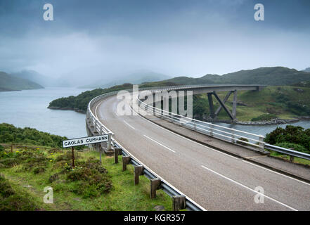 Kylesku Pont sur le Loch une Chairn Bhain à Sutherland, en Écosse, une partie de la côte nord 500 Scenic Drive Banque D'Images