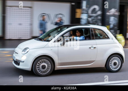 Fiat 500. La vie de la ville de Bologne, en Italie. Banque D'Images