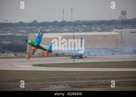 Adam Baker en prestation au 2017 Joint Base San Antonio Air Show et portes ouvertes à JBSA-Lackland Kelly Domaine Annexe sur le Port de San Antonio, Texas pendant e Banque D'Images
