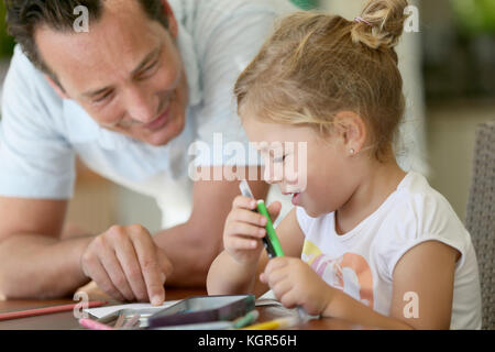 Regarder papa petite fille dessin sur papier Banque D'Images