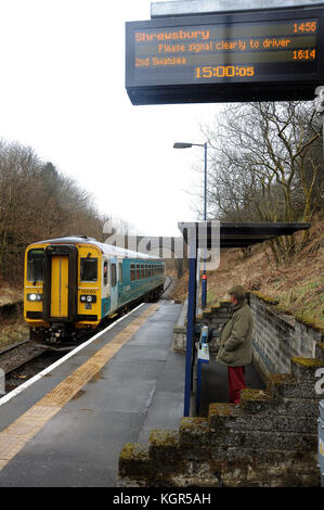 153303 avec au pain de sucre avec un service de Shrewsbury - Swansea. Banque D'Images