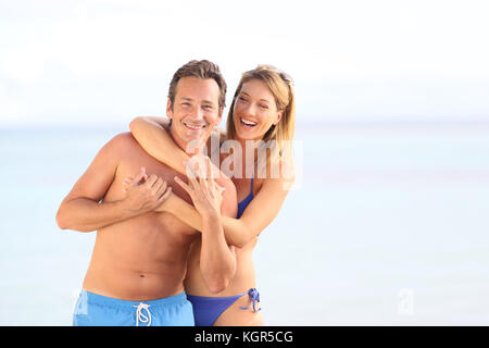 Couple aimant en maillot embrassant sur la plage Banque D'Images