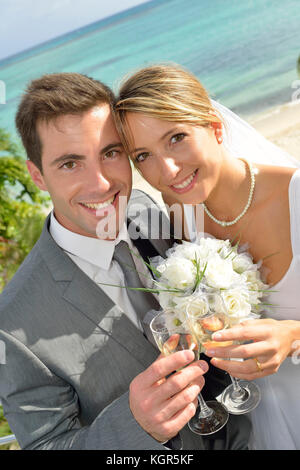 Juste married couple holding glass of champagne Banque D'Images