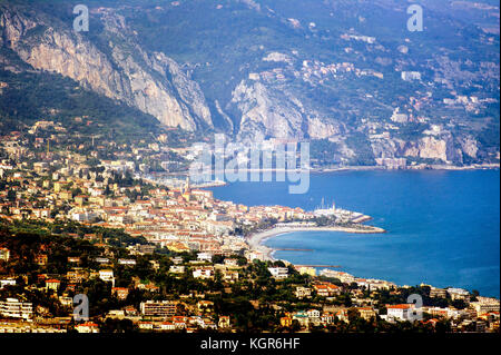 Alpes-Maritimes (06), Menton. La baie de Menton et la vieille ville // France. La baie de Menton et la vieille ville Banque D'Images