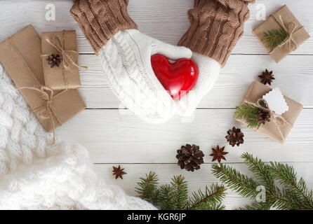 Préparation des cadeaux de Noël blanc sur une table en bois avec des branches de sapin Banque D'Images