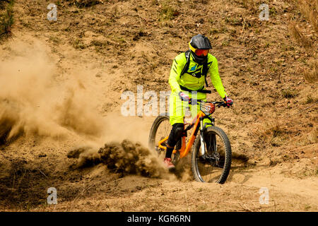 Photo horizontale d'un pilote de montagne enduro descente rapide incroyable dans un sentier poussiéreux Banque D'Images