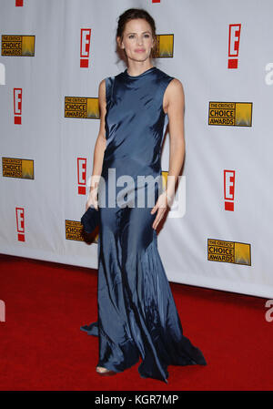 Jennifer Garner arrivant à la 12e cérémonie annuelle Critics Choice Awards ( de la Broadcast film Association ) au Santa Monica Civic Auditorium de Los Angeles. 12 janvier 2007. Pleine longueur soie bleu dressGarnerJennifer091 = mode, pleine longueur, personnes, Jennifer Garner, actrice, vertical, États-Unis, célébrités, regarder la caméra, Arts, culture et divertissement, événement, participation, une femme seulement, une personne,, robe de mode, , artiste Banque D'Images