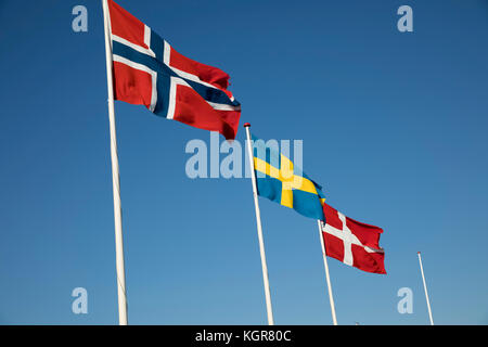 Les drapeaux des pays scandinaves contre le ciel bleu Banque D'Images