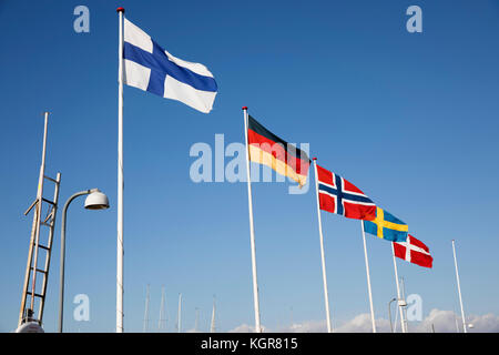 Allemand, scandinaves et finlandais drapeaux de pays contre le ciel bleu Banque D'Images