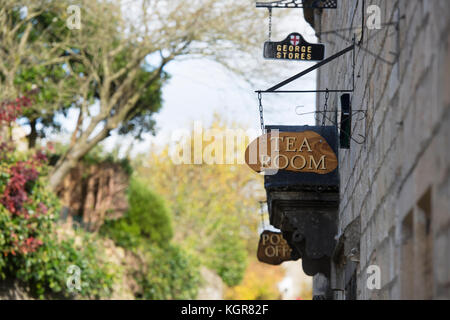 Salon de thé et du bureau de poste de signalisation à l'extérieur du village shop à Bisley, Cotswolds, Gloucestershire, Angleterre Banque D'Images