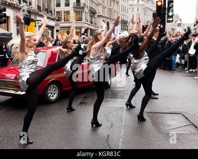 Le west end kids exécuter quelques scènes de la west end show "made in dagenham", au cours de la regents street Motor Show 2017 Banque D'Images