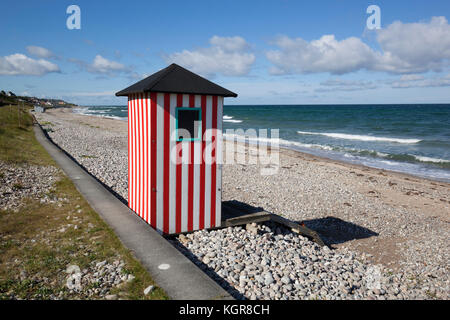 Cabines colorées sur la plage de galets avec une mer bleue et le ciel avec des nuages, Rageleje, le Kattegat, la Nouvelle-Zélande, le Danemark, Europe Banque D'Images