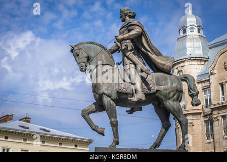 Statue équestre de Danylo Romanovych - Roi Daniel de Galice sur la vieille ville de Lviv, la plus grande ville de l'ouest de l'Ukraine Banque D'Images