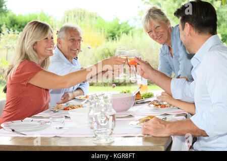 Family having lunch together in backyard Banque D'Images