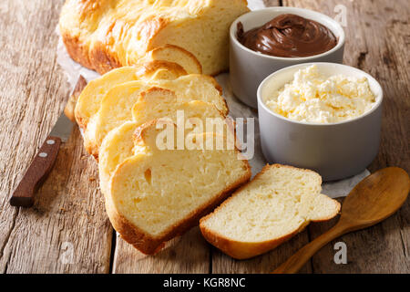 Brioche maison pain et fromage mascarpone, crème au chocolat sur la table horizontale. Banque D'Images