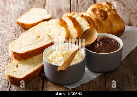 Tranches de pain brioché et de fromage à la crème, crème au chocolat sur la table horizontale. Banque D'Images