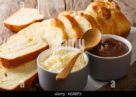 Tranches de pain brioché et fromage mascarpone et crème au chocolat sur la table horizontale. Banque D'Images