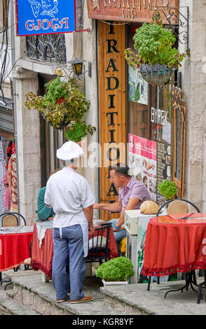 Saranda, Albanie - taverne locale dans la Vieille Ville Banque D'Images