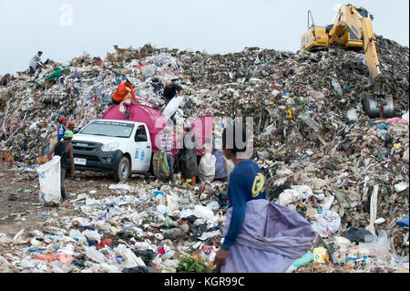 Réfugiés et migrants birmans travaillent dans dépotoir site dans la périphérie de la ville frontalière de Mae Sot, en Thaïlande le 16 août 2017. Banque D'Images