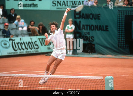 Jimmy Connors saute pour un passage à l'occasion d'un match à l'Open de France 1981 à Roland Garros Banque D'Images