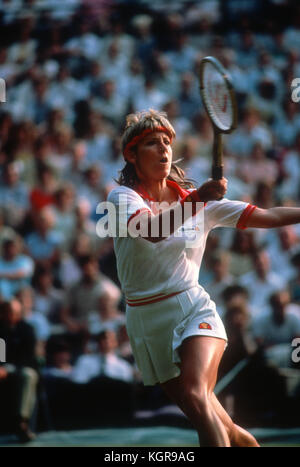 Chris Evert donne suite à un coup droit au cours de match sur le court numéro un à Wimbledon, 1983 Banque D'Images