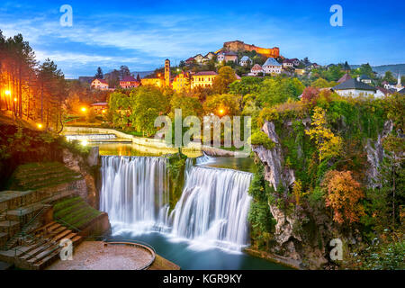 La rivière Pliva Waterfall et château du 14ème siècle, la ville de Jajce au soir, Bosnie-Herzégovine Banque D'Images