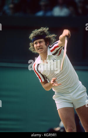 John McEnroe servant à Wimbledon, 1980 Banque D'Images