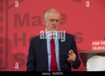 Leader syndical, Jeremy Corbyn, le lancement de la main-d'créer une maison sûre' campagne en promettant de sprinkleurs rénovation à tous les immeubles de grande hauteur s'il est élu Banque D'Images