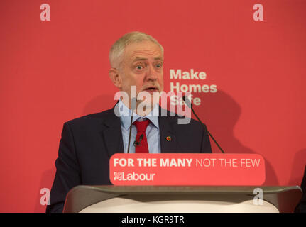 Leader syndical, Jeremy Corbyn, le lancement de la main-d'créer une maison sûre' campagne en promettant de sprinkleurs rénovation à tous les immeubles de grande hauteur s'il est élu Banque D'Images