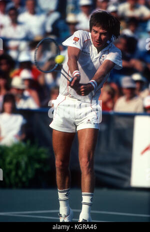 Jimmy Connors l'extraction d'un revers au cours de l'US Open 1983 à Flushing Meadows. Banque D'Images