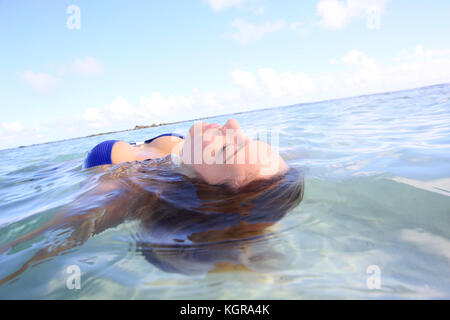 Closeup of woman floating in lagoon Banque D'Images