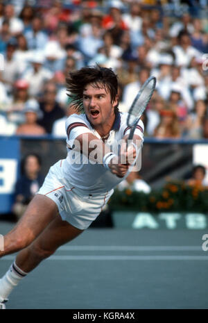 Jimmy Connors pour atteindre une partie de volley au cours de l'US Open 1982 à Flushing Meadows. Banque D'Images