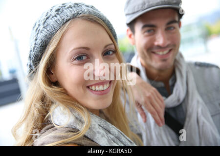 Cheerful young couple wearing hat en automne Banque D'Images