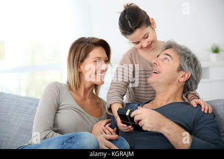 Femme avec fille célèbre la fête des pères Banque D'Images