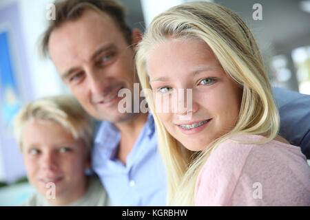 Papa unique bénéficiant d'être avec les enfants Banque D'Images