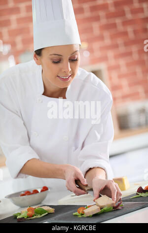 Jeune Chef de la préparation de foie gras de la plaque Banque D'Images