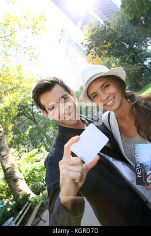 Couple de touristes titulaires new york city pass Banque D'Images
